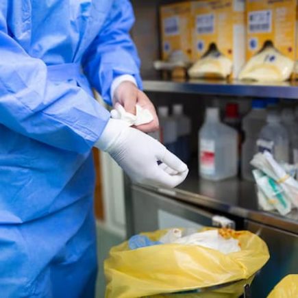 Como o gerenciamento de resíduos hospitalares impacta a saúde pública e o meio ambiente?